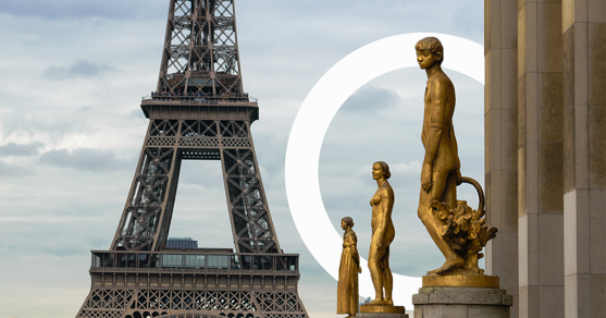 Tres estatuas del Teatro Nacional de Chaillot, donde se celebran los Business Performance Awards y al fondo se ve la Torre Eiffel.