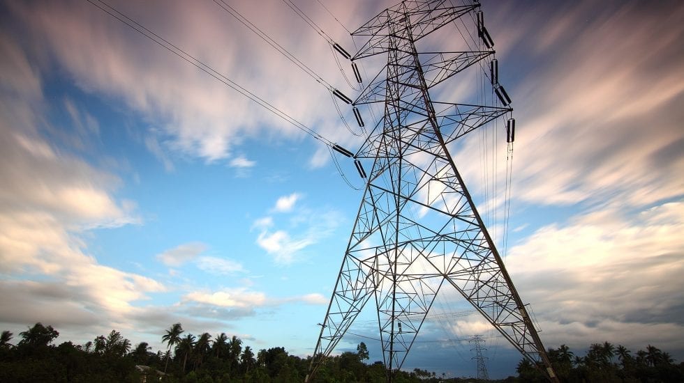 Una torre de cables de electricidad. Pool eléctrico.