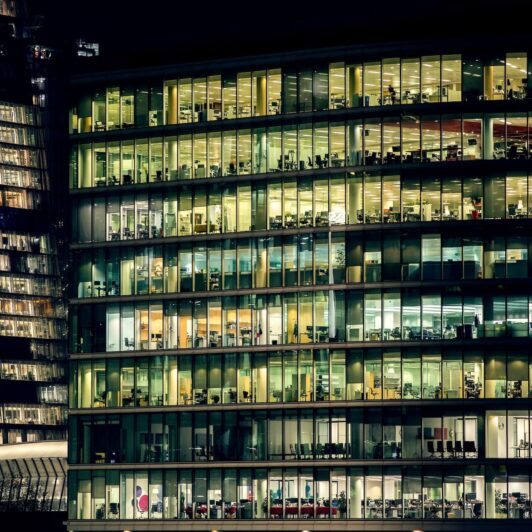 “Equipo financiero revisando el inmovilizado antes de la auditoría anual”