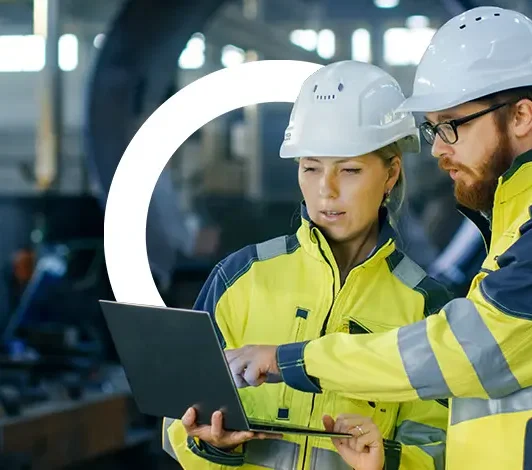 Equipo técnico auditando activos industriales para detectar incidencias antes del cierre contable